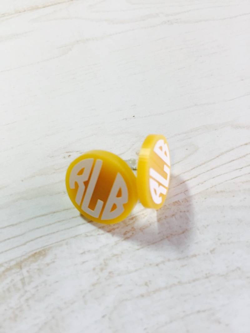 Monogramm Ohrringe Personalisierte Post Acryl Südlichen Mädchen Brautjungferngeschenk, Stocking Stuffer, Hypo-Allergene, Hochzeitsgeschenk, Schmuck von spillthebeansetc