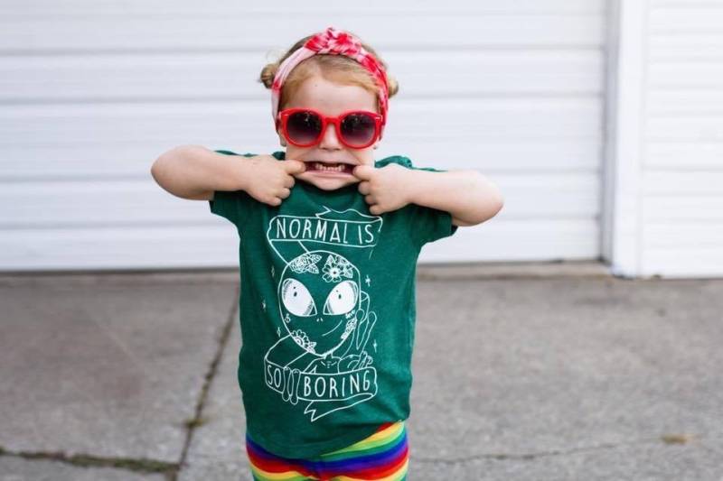 Normal Ist So Langweilig Alien Kinder T-Shirt Lustiges Grafik-Shirt von spillthebeansetc