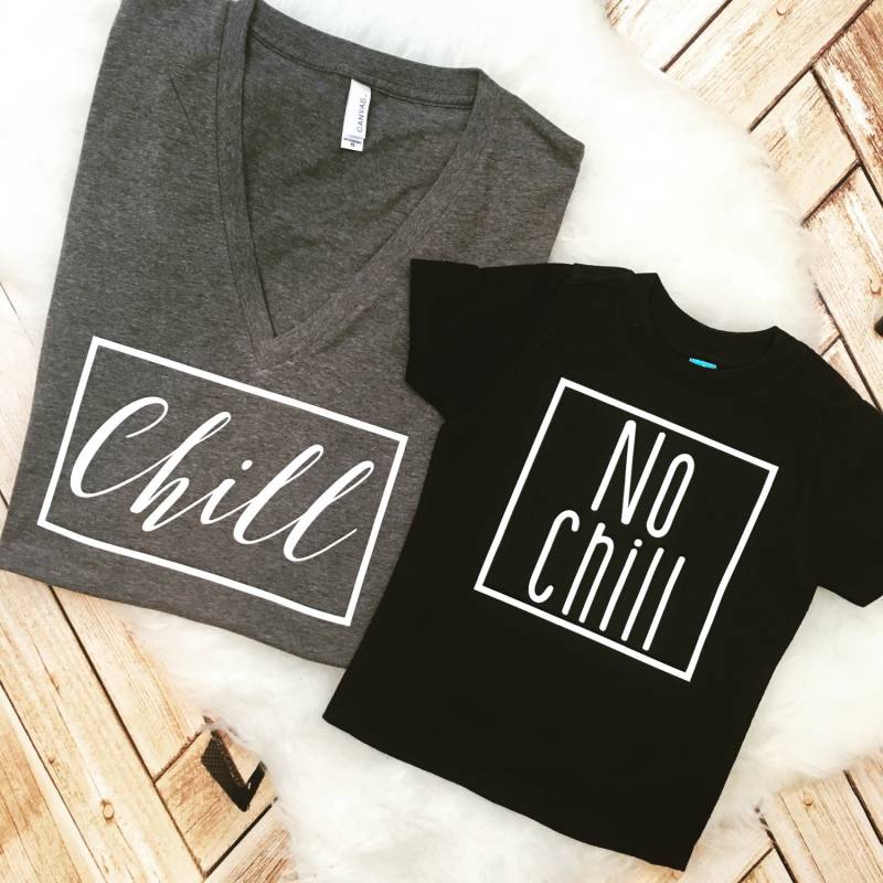 Passendes Set Tees Und Tank Chill & No Mama Mir Tochter Sohn Shirts Matching Set Racer Back Top Geschenk Plus Size von spillthebeansetc