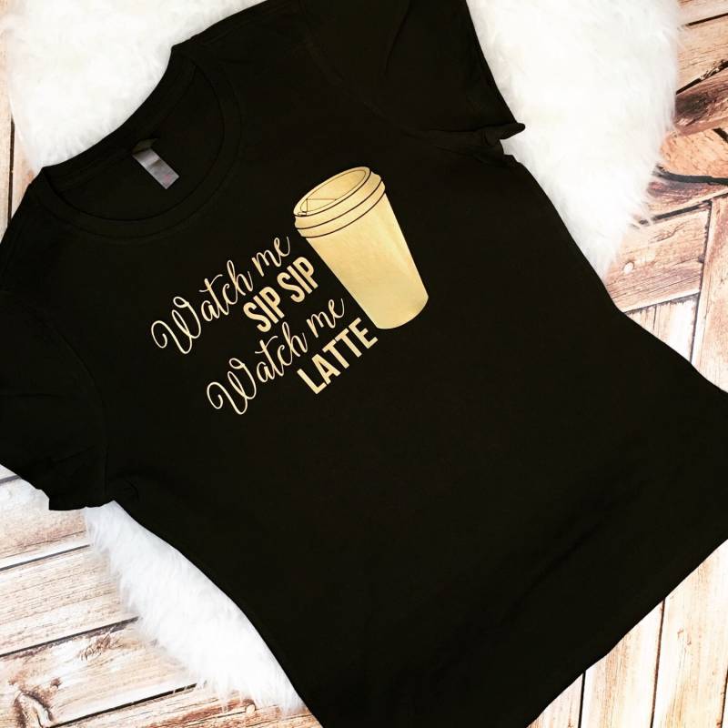 Sehen Sie Mich Sip Uhr Mir Latte Kaffee Liebhaber Becher Tasse Erwachsenen Lustiges Shirt Frauen Plus Größe Verfügbar 2 X 3 4 Einzigartiges von spillthebeansetc