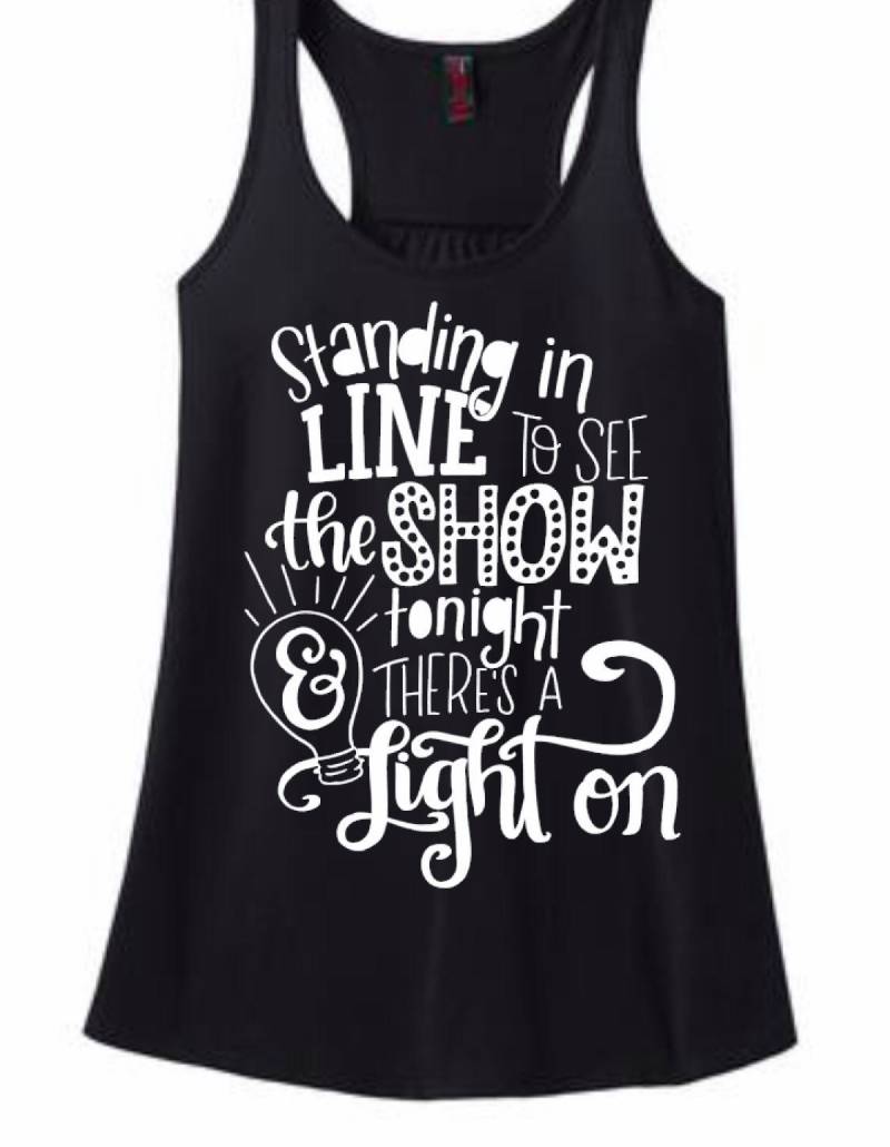 Trendige Damen-T-Stück Stehen in Linie Zu Sehen, Die Zeigen, Es Gibt Ein Licht Auf Racer Back Tank Top Shirt Arbeit, Benutzerdefinierte Farben, Plus von spillthebeansetc