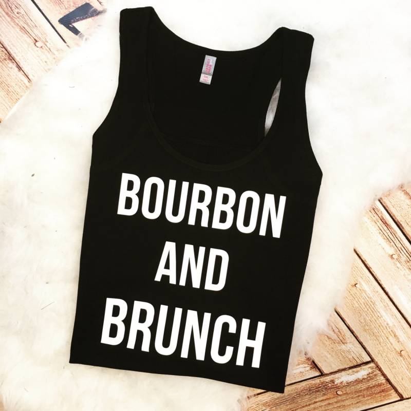 Trendige Feinschmecker Frauen Brunch Und Bourbon Essen Schnaps Gym Racer Zurück Tank-Top Shirt Benutzerdefinierte Farben Plus Größe 2 X 3 4 X von spillthebeansetc