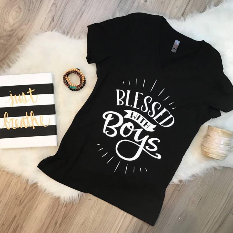 Trendige Mama T Gesegnet Mit Jungen Boy T-Shirt Brötchen #mamalife Haarknoten Erwachsenen Lustiges Shirt Frauen Plus Größe Verfügbar 2 X 3 4 von spillthebeansetc