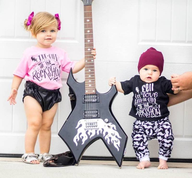 Verliebte Sich in Das Mädchen Im Rock Show Geschwister Bruder Schwester Friends Passende Baby Kleinkind Kinder Set Band Alternative Kids T-Shirt von spillthebeansetc