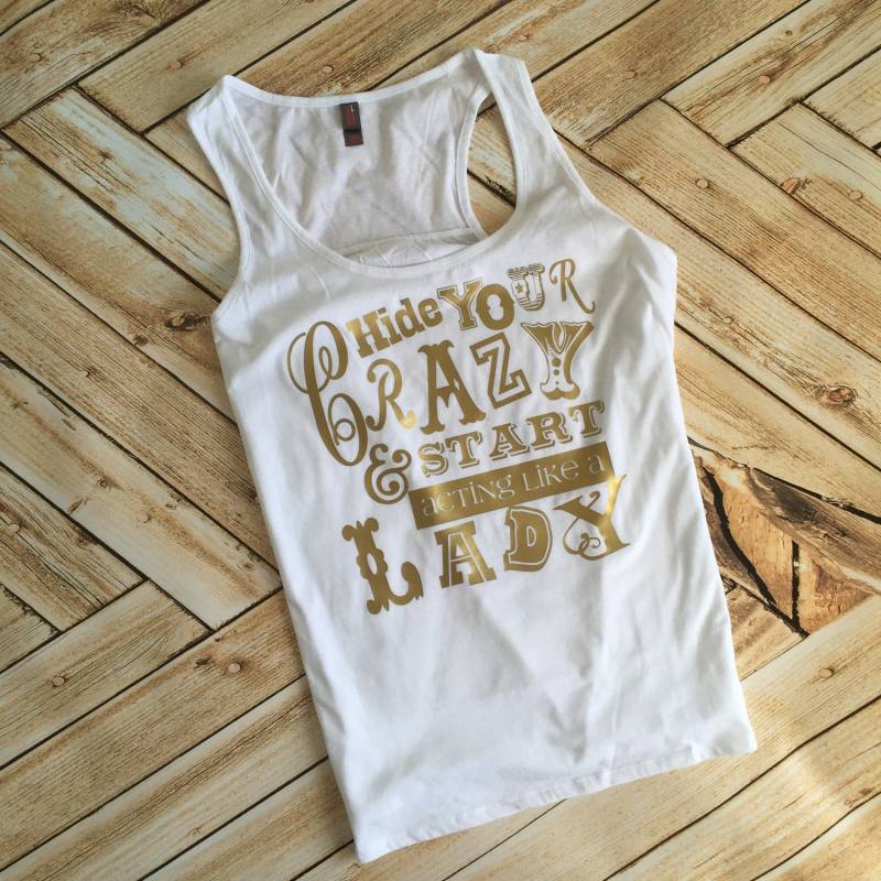 Verstecken Sie Ihre Verrückt Und Beginnen Handeln, Wie Eine Dame Racerback Tank Top Shirt Arbeit Aus Yoga Ausbrennen Benutzerdefinierte Farben Plus Verstecken Sie Ihre Verrückt Und Beginnen Handeln, Wie Eine Dame Racerback Tank Top Shirt Arbeit Aus Yoga Ausbrennen Benutzerdefinierte Farben Plus von spillthebeansetc