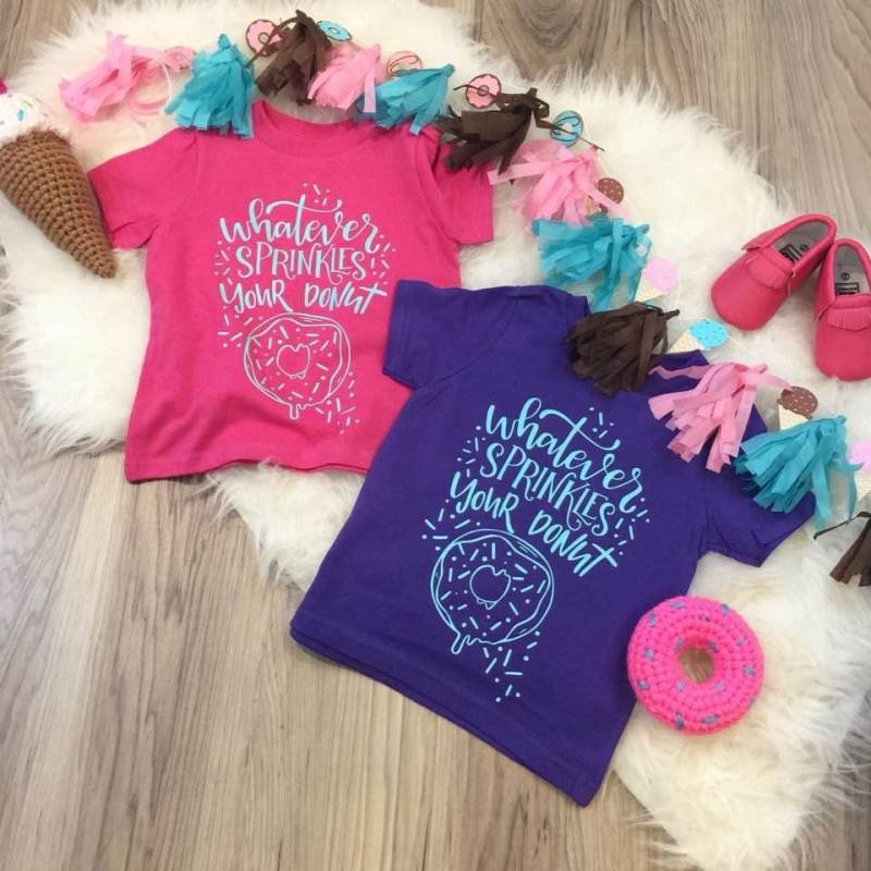 Was Auch Immer Streuseln Ihr Donut Mädchenhaft Frech Kind Trendige T-Shirt Oder Bodysuit Baby-Kleinkind-Junge-Mädchen-Kleidung-Shirt Unisex von spillthebeansetc