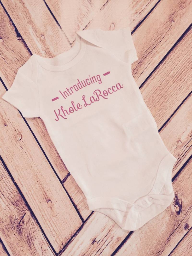 Willkommen Baby Einführung Custom Perfekt Babyshower Geschenk Geschlecht Offenbaren Body-Kleinkind-Hemd-Jeder Größe-Säugling Baby-Ausrüstung von spillthebeansetc