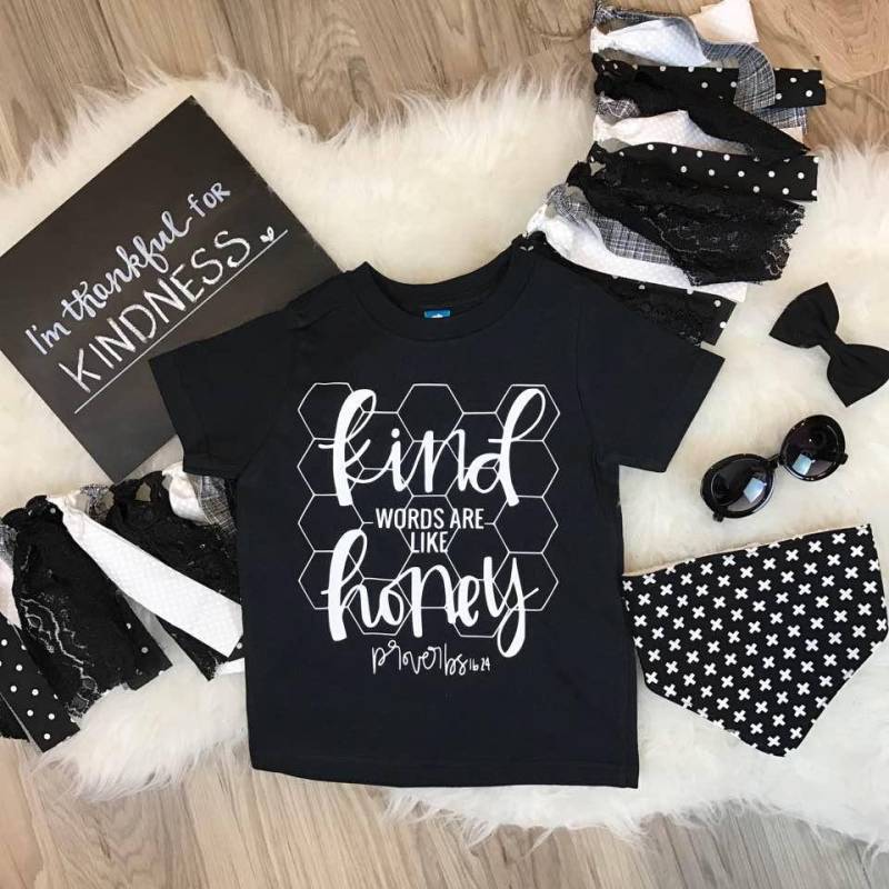 Worte Sind Wie Honig Positive Kind Trendige T-Shirt Oder Bodysuit Baby Kleinkind Jungen Mädchen Kleidung Geschlecht Neutral Unisex Shirt von spillthebeansetc