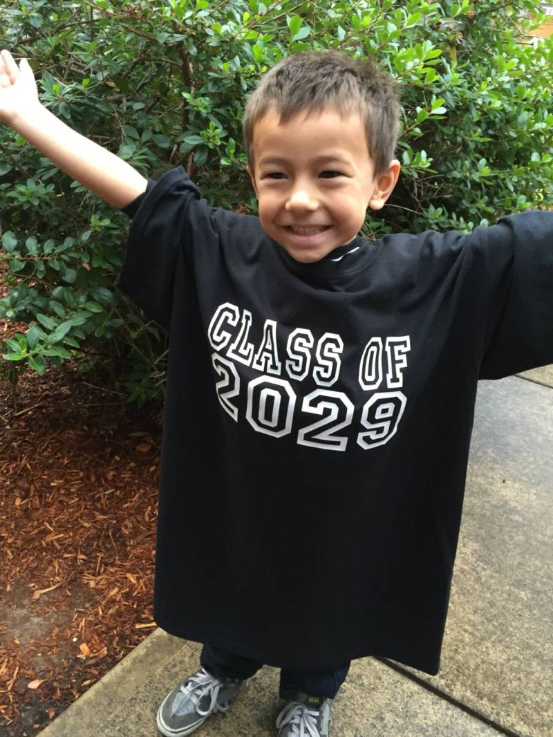 Zurück Zu Schule Fotografie Prop Klasse Von 2028 2029 2030, Etc. Anpassbare Größe Herren T-Shirt Wächst Mit Ihrem Kind-Pre-K Vorschule Kindergarten von spillthebeansetc