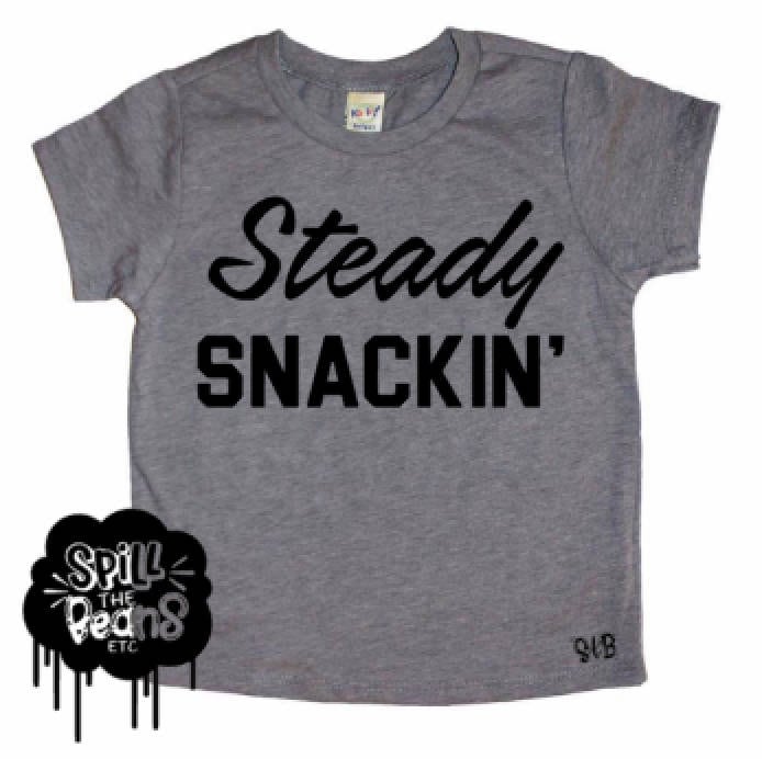 stabile Snackin' Kid Snack Trendigen T-Shirt Oder Bodysuit Baby-Kleinkind-Junge-Mädchen-Kleidung-Shirt Unisex Geschlecht Neutral Trending Virale von spillthebeansetc