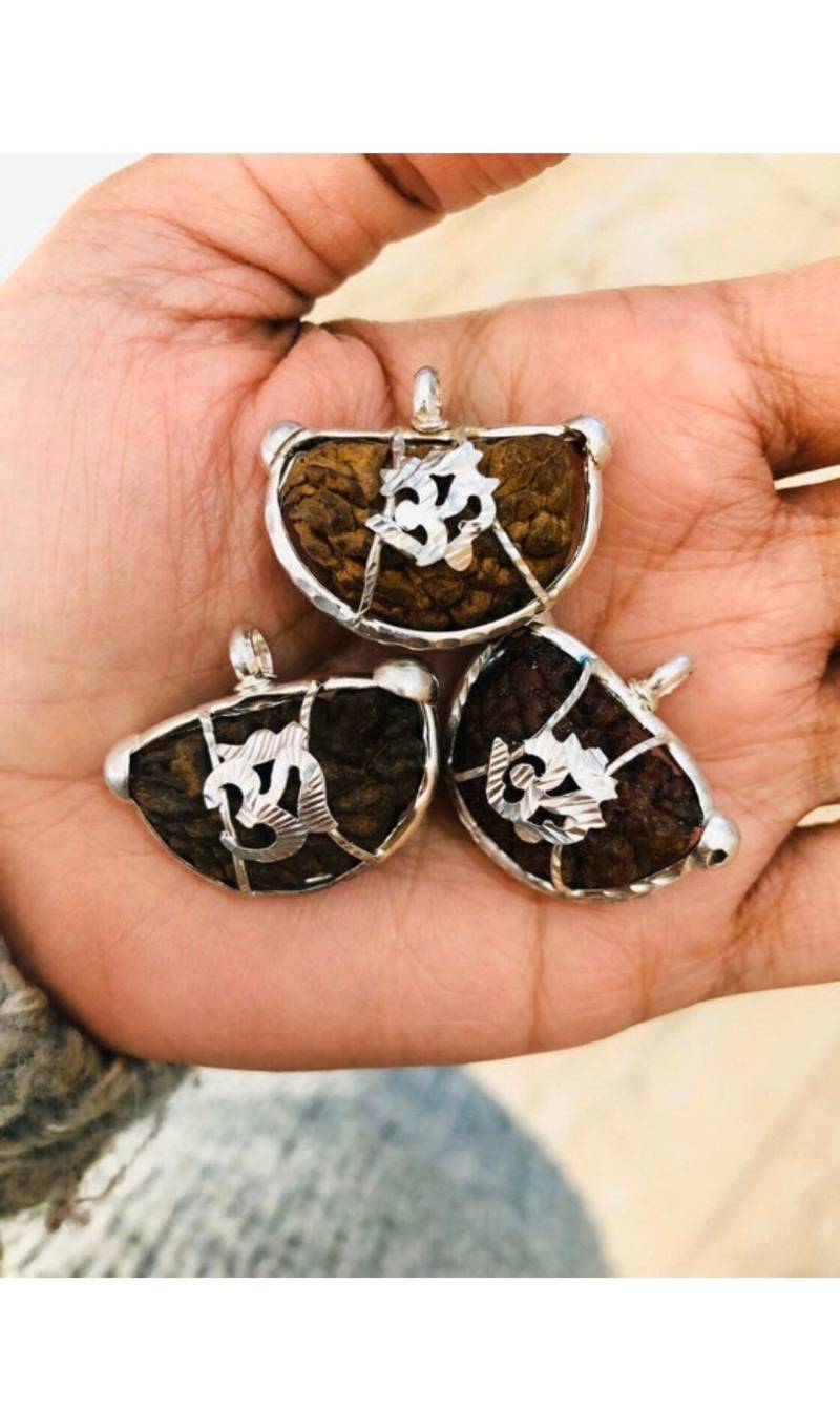 1 Packung Ein Gesicht Rudraksha Silber Om Anhänger Ganesha - Chanting Meditation von spiritualworldstudio