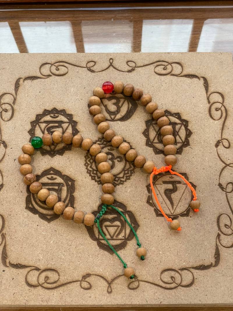 Sandelholz Perlen Armband-Set Duftende Verstellbare Armbänder, Handgefertigt in Indien von spiritualworldstudio