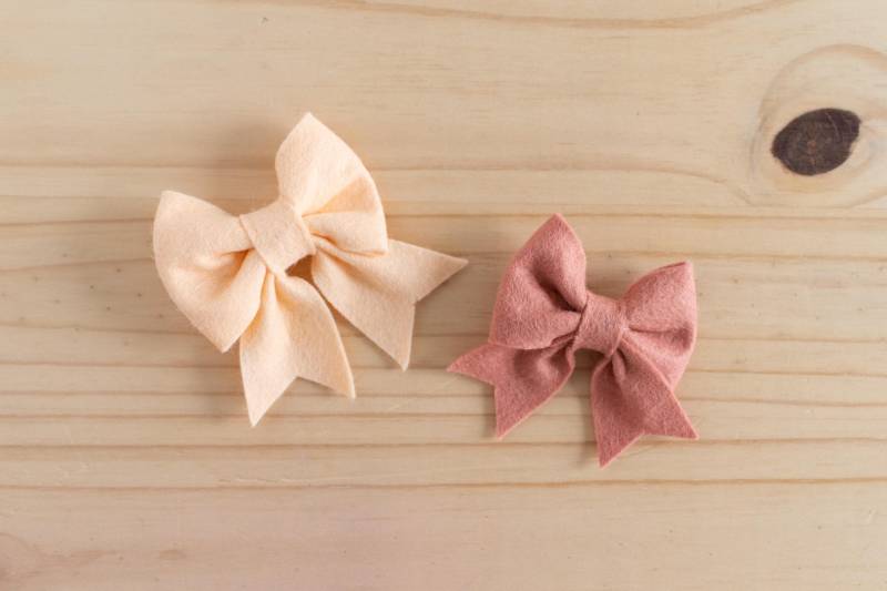 Benutzerdefinierte Filzbögen Für Kinder, Babys & Haustiere - Silber-Krokodilklemme, Wählen Sie Ihre Farbe von squeezeandthankyou