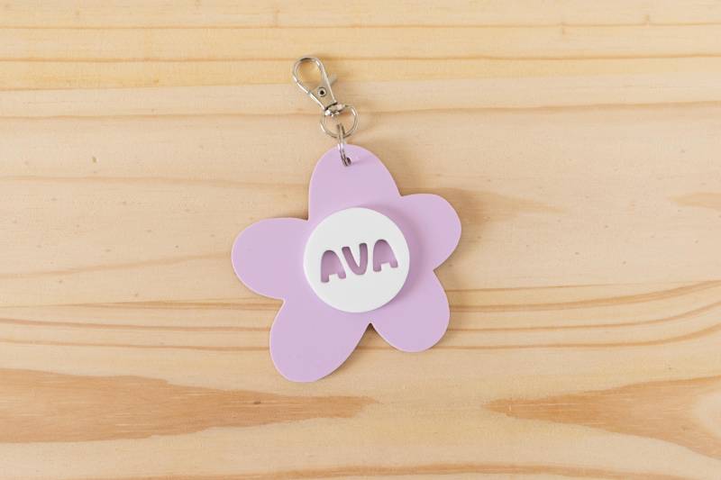 Personalisierte Groovy Daisy Name Geschenk Acryl Schlüsselbund | Personalisierter Schlüsselanhänger, Individueller Buchstabe Schulanfang von squeezeandthankyou