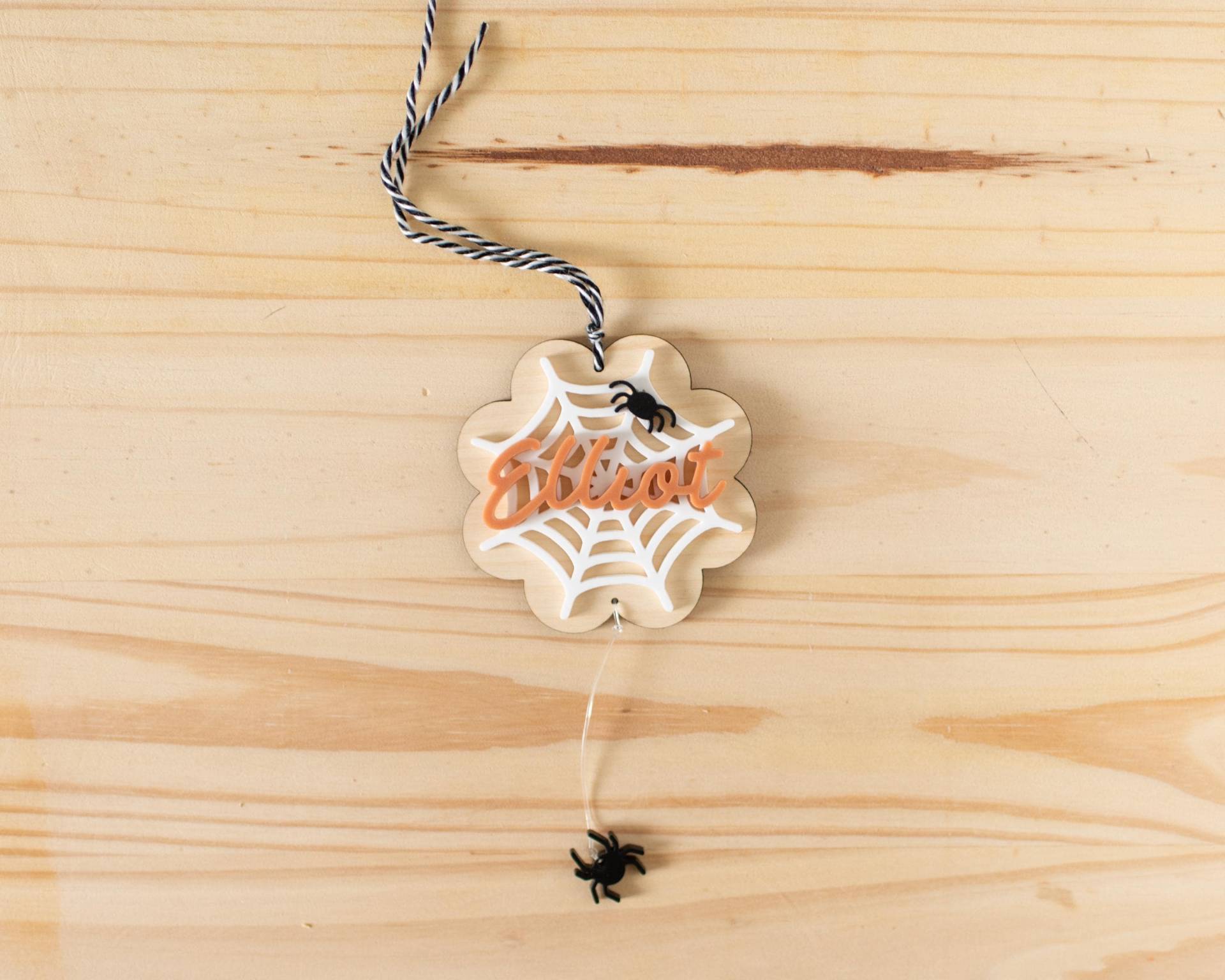 Personalisierte Halloween Spinnennetz Name Geschenkanhänger Acryl | Personalisierter Geschenk Kinder Namensschild Personalisierte Halloween Spinnennetz Name Geschenkanhänger Acryl | Personalisierter Geschenk Kinder Namensschild von squeezeandthankyou