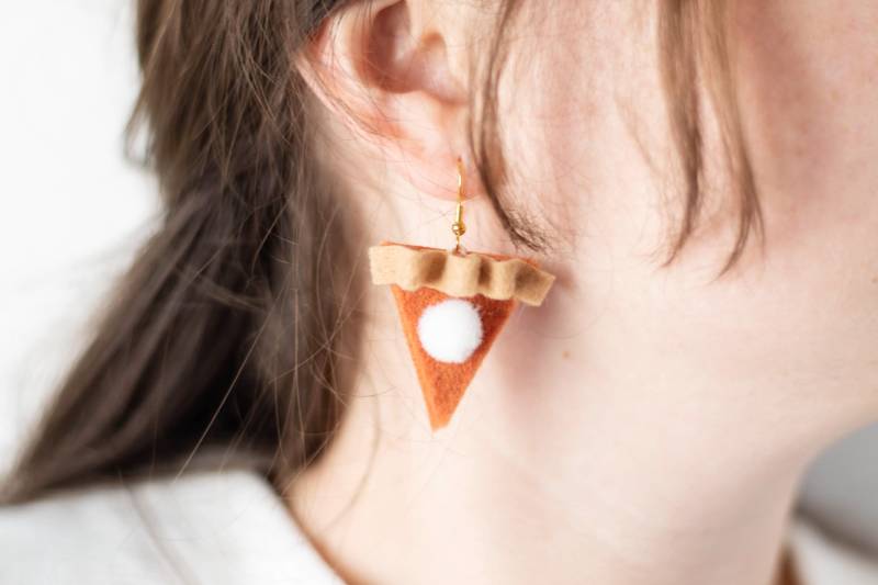 Thanksgiving Kürbis Kuchen Ohrringe Mit Mini Pom Poms von squeezeandthankyou