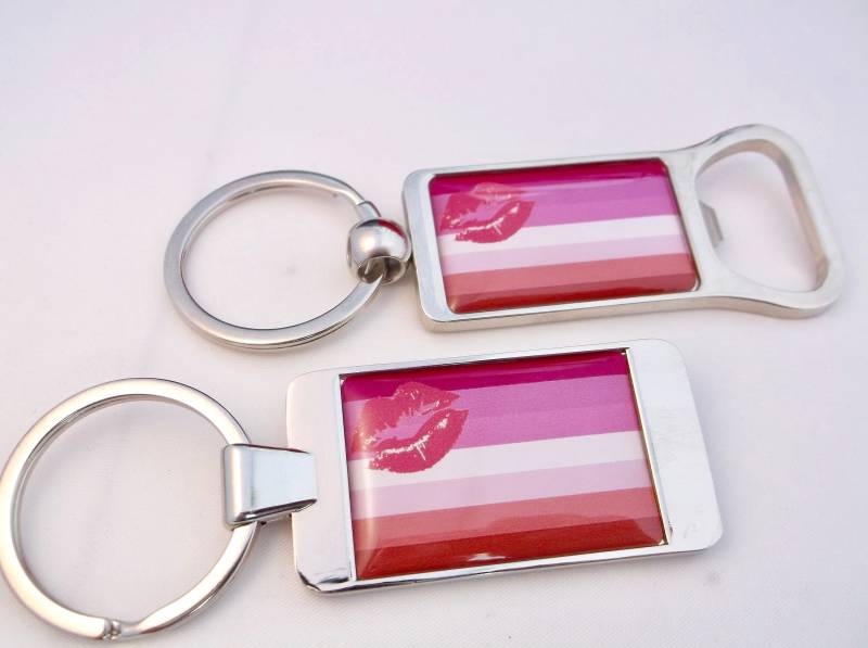 Lippenstift Lesben Stolz Flagge Lgbt Bewegung Gay Pride Lgbtq Regenbogen Schlüsselanhänger Schlüsselanhänger Kette Abzeichen Flaschenöffner von srmerchandise