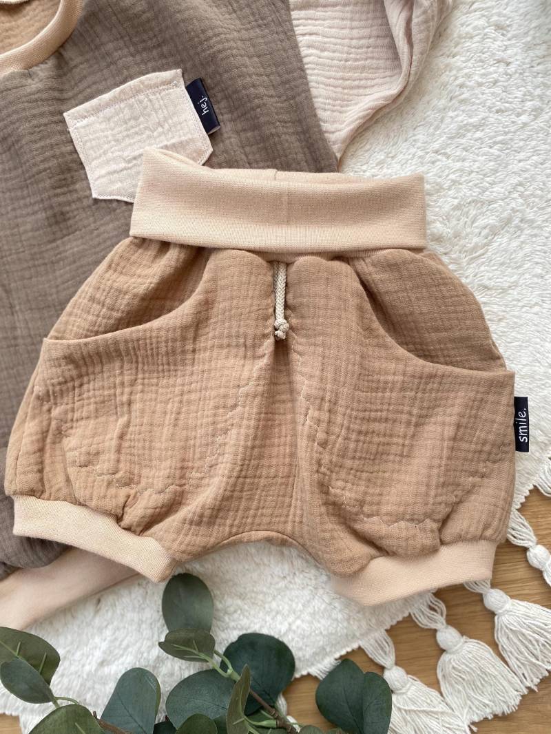 Dein Design | Basic Musselin Shorts Shorty Buxe Kurze Hose Strand Beach Mädchen Junge Baby Bloomer von sschleifenliebee