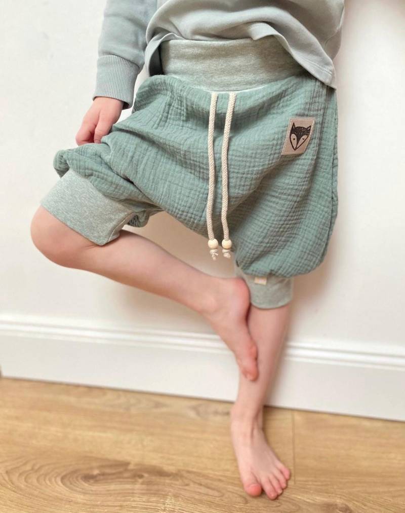 Dein Design | Loose Fit Shorts Mit Fuchs Label Musselin Kurze Hose Mädchen Junge Baby Kinderkleidung von sschleifenliebee