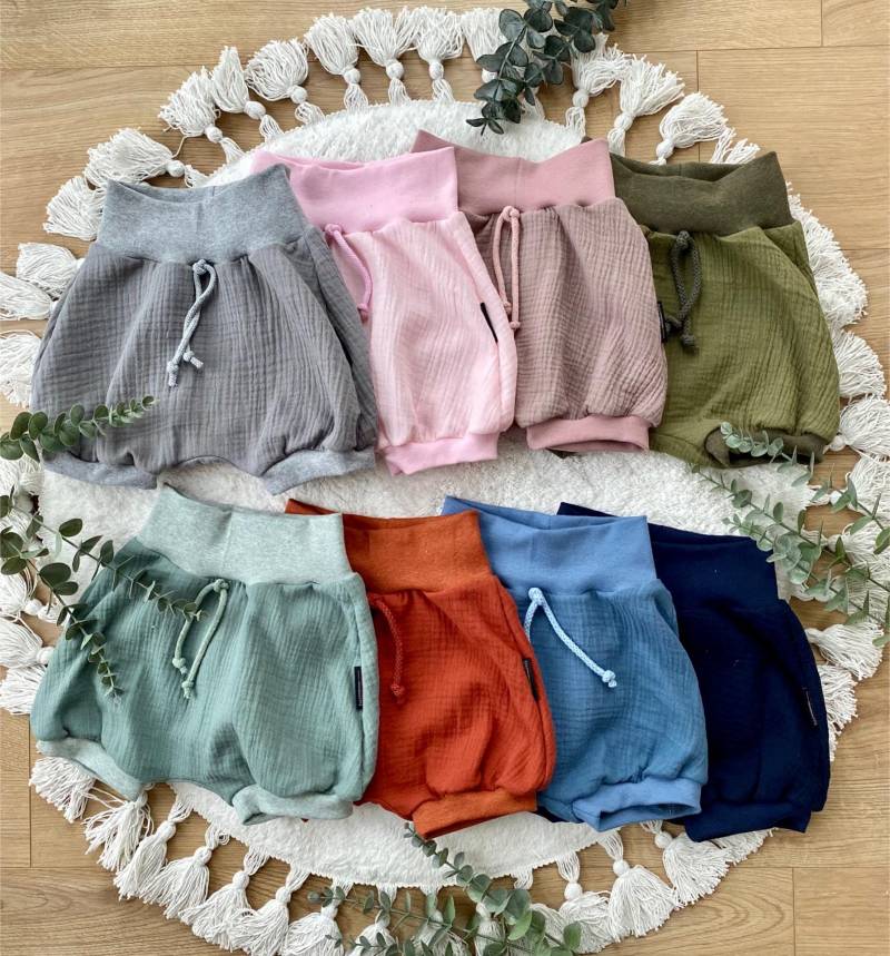 Dein Design | Basic Musselin Shorts Kurze Hose Strand Beach Urlaub Mädchen Junge Baby von sschleifenliebee