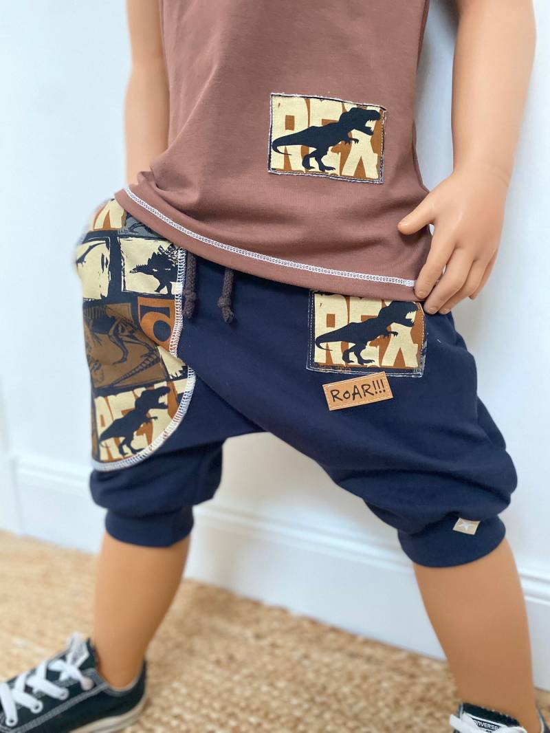 Loose Fit Shorts | Dino T-Rex Kurze Hose Jogger Junge Baby Kinderkleidung von sschleifenliebee