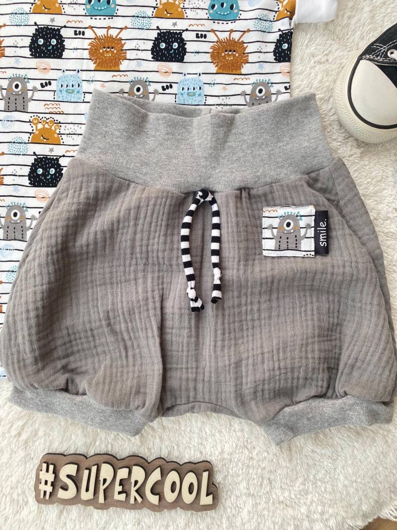 Musselin Shorts Monster Alien | Shorty Buxe Kurze Hose Strand Beach Junge Baby Bloomer von sschleifenliebee