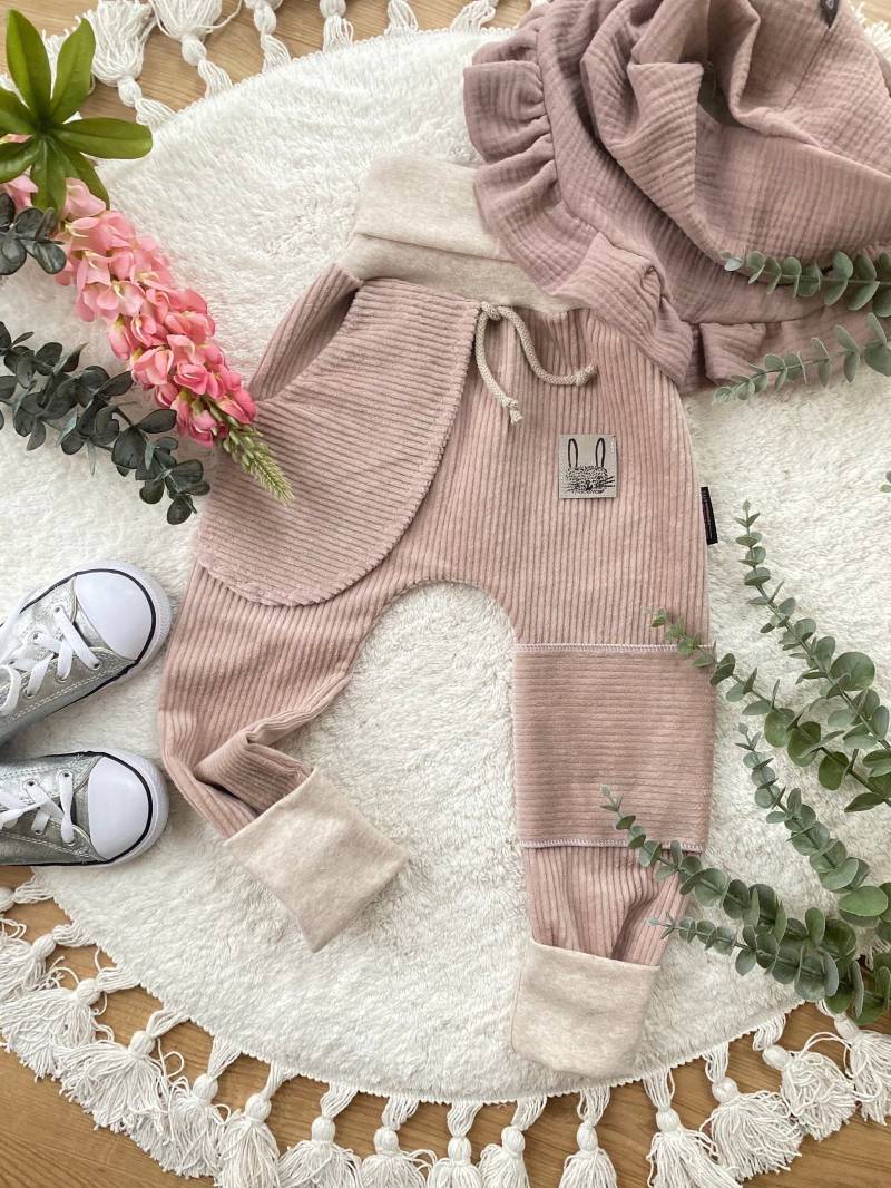 Regular Fit Jogger - Schon Ab Größe 56 Bis 152 Pumphose Mädchen Hasen Altrosa Basic Baby Kinderkleidung von sschleifenliebee