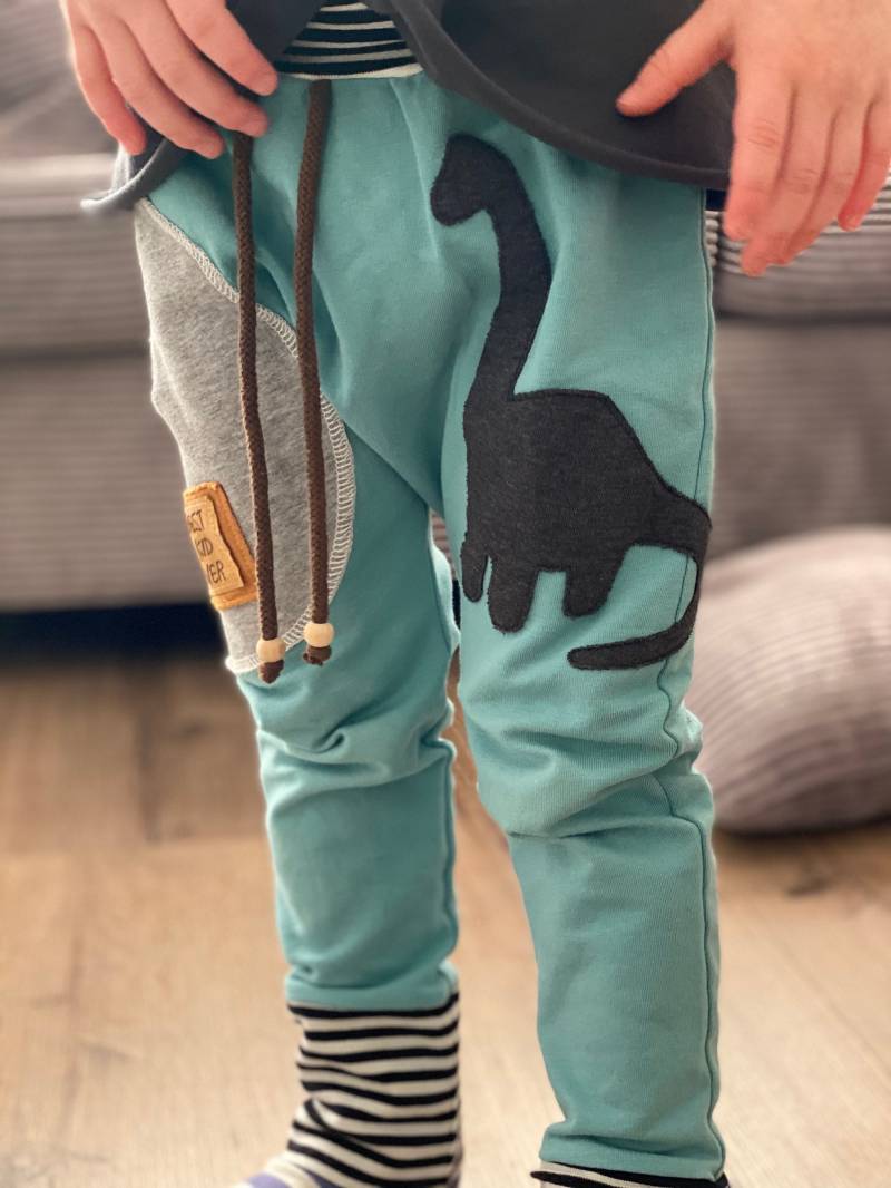 Slim Fit Jogger - Dino Sweat Unisex Mädchen Junge Baby Kinderkleidung von sschleifenliebee