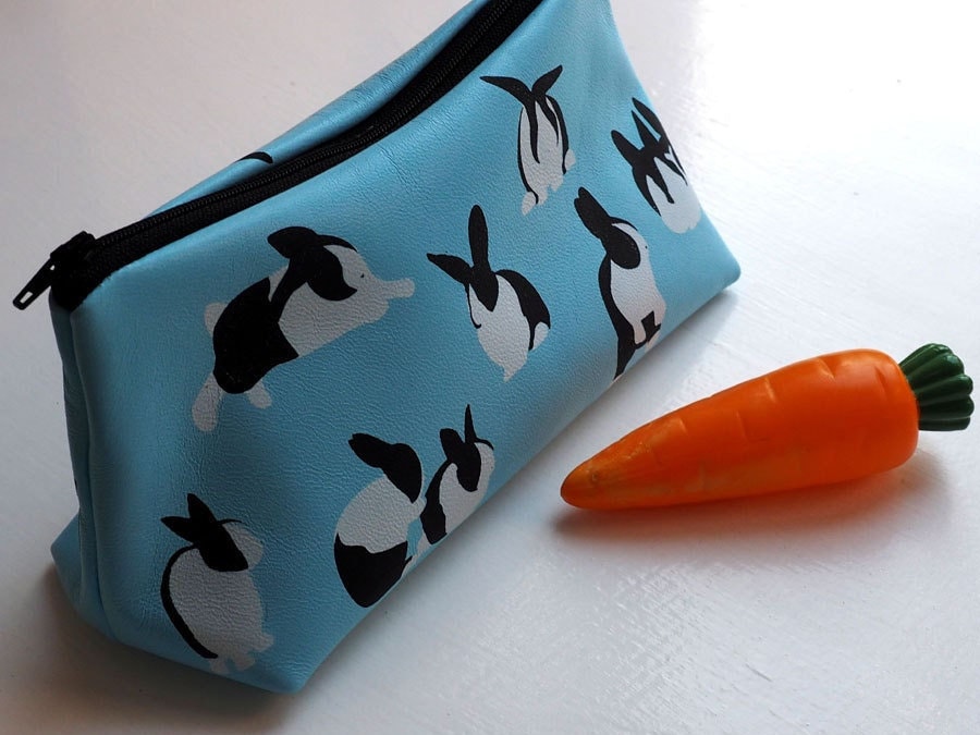 Handgefertigte Kaninchen Print Leder Schminktasche Kosmetiktasche in Blau von stabo