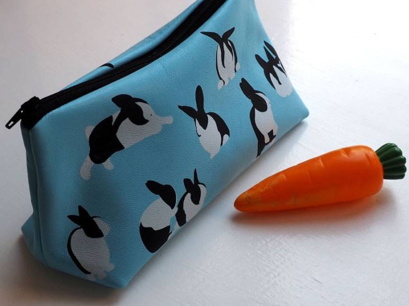 Handgefertigte Kaninchen Print Leder Schminktasche Kosmetiktasche in Blau von stabo