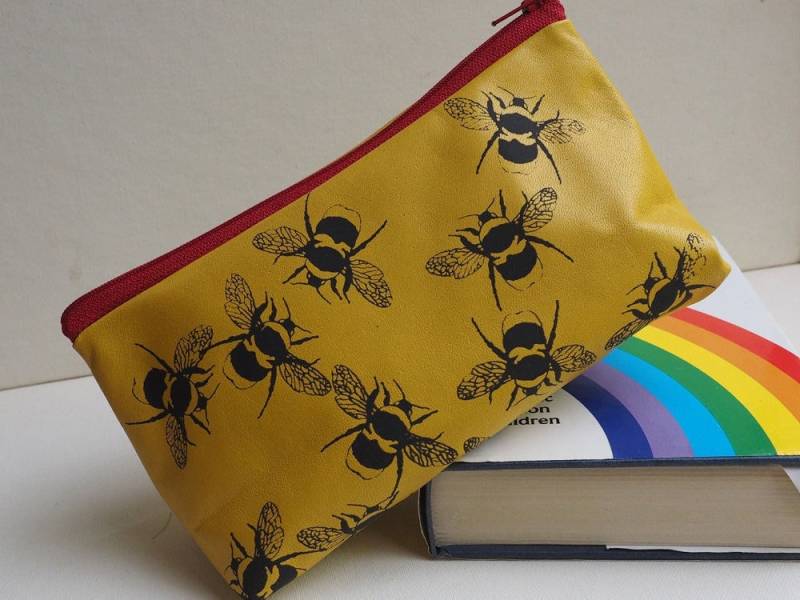 Handgefertigte Leder Schminktasche Gelbes Bienen Print Täschchen Mit Rotem Reißverschluss von stabo