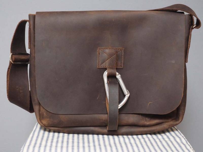"Handgefertigte Umhängetasche "Crazy Horse" Braun Mit Karabinerverschluss." von stabo