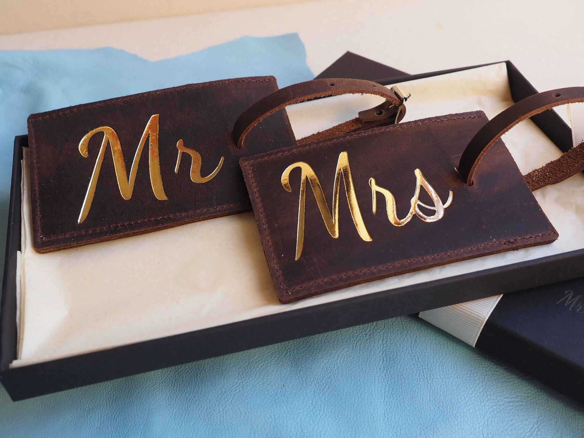 Mr & Mrs Gepäckanhänger Set, Ideales Hochzeitsgeschenk, Reiseset Geschenk, Personalisierte Gepäckanhänger, Jubiläumsreisegeschenk von stabo
