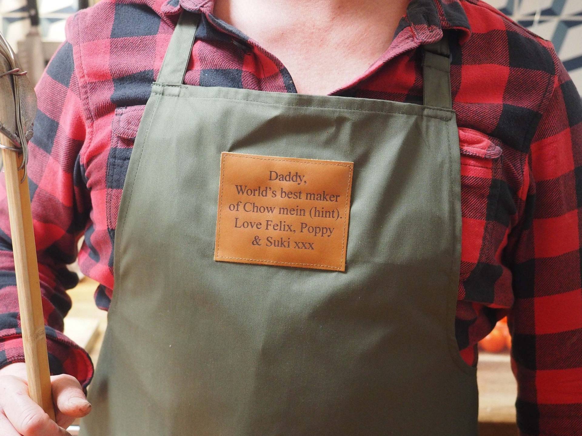 Personalisierte Baumwollschürze Mit Lederpatch Kochgeschenk von stabo