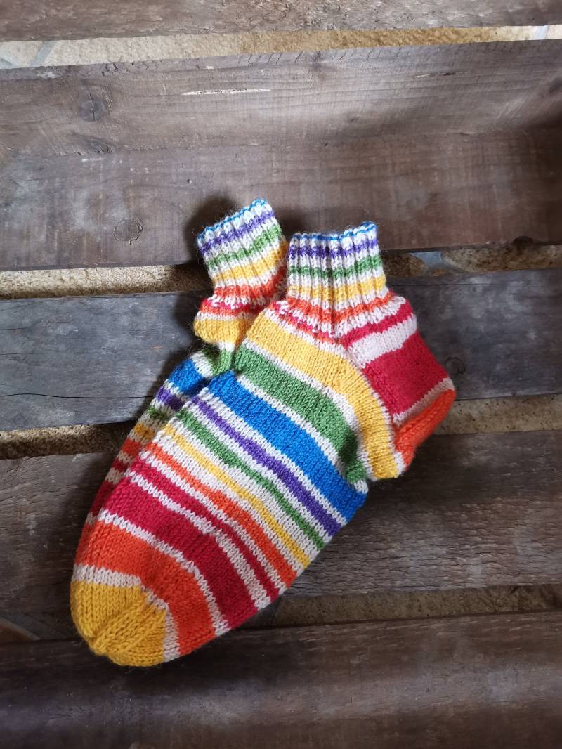 Handgestrickte Sneakersocken 38/39 Bunt Handgestrickte Sneakersocken 38/39 Bunt von stammsdekomehr