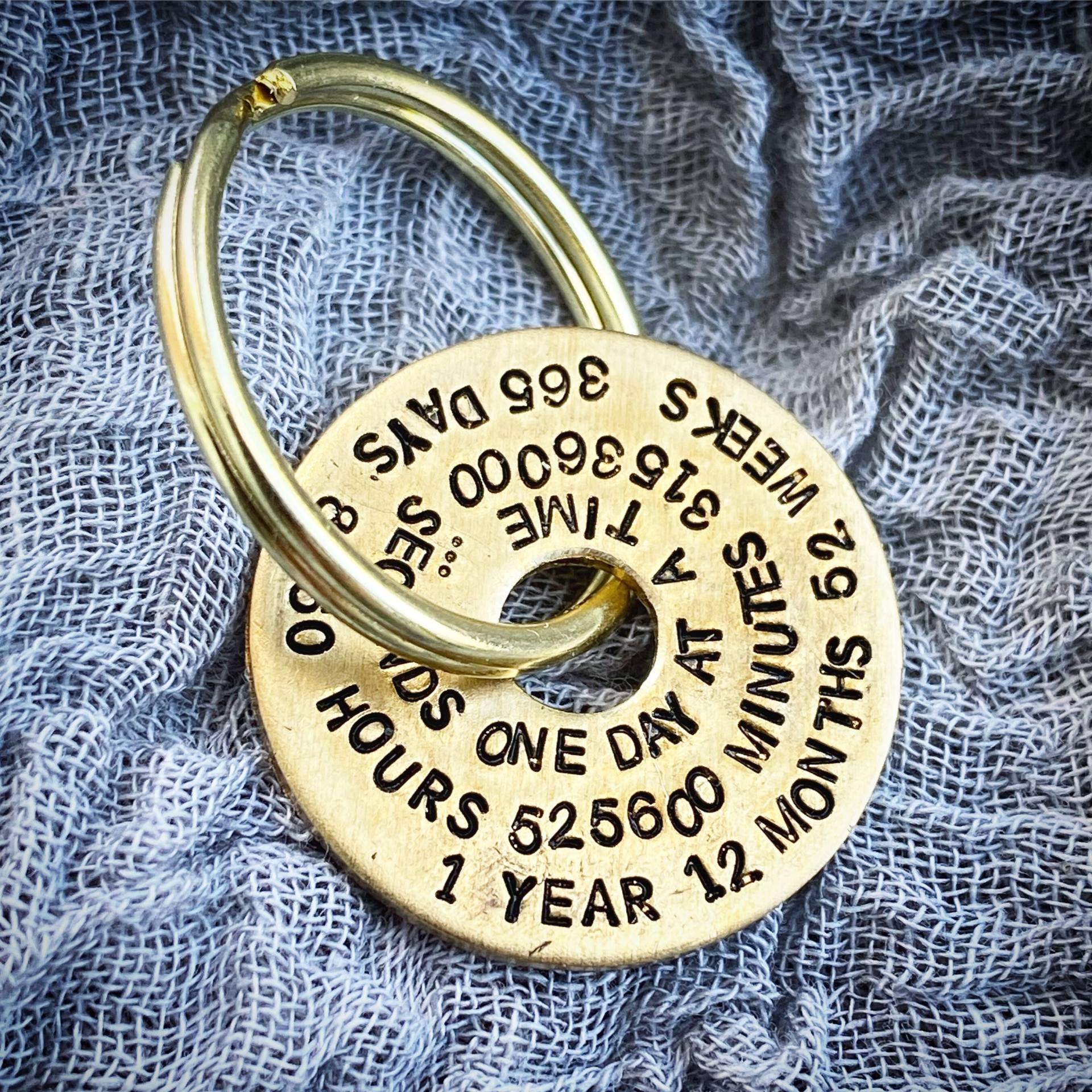 1 Jahr 12 Monate 365 Tage. Sobriety Recovery Token Chip Geschenk. Ein Tag Nach Der Anderen. Personalisiertes Handgestempeltes Sober Alkoholfrei 1 Jahr 12 Monate 365 Tage. Sobriety Recovery Token Chip Geschenk. Ein Tag Nach Der Anderen. Personalisiertes Handgestempeltes Sober Alkoholfrei von stampedbycheryl