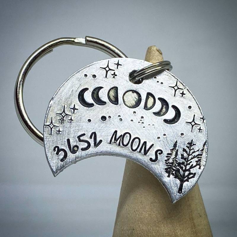 10 Jahre Hochzeitstag Geschenk. Aluminium Dose Handgestempelt Traditionell 10. Geschenk Schlüsselanhänger. Personalisiertes Halbmond von stampedbycheryl
