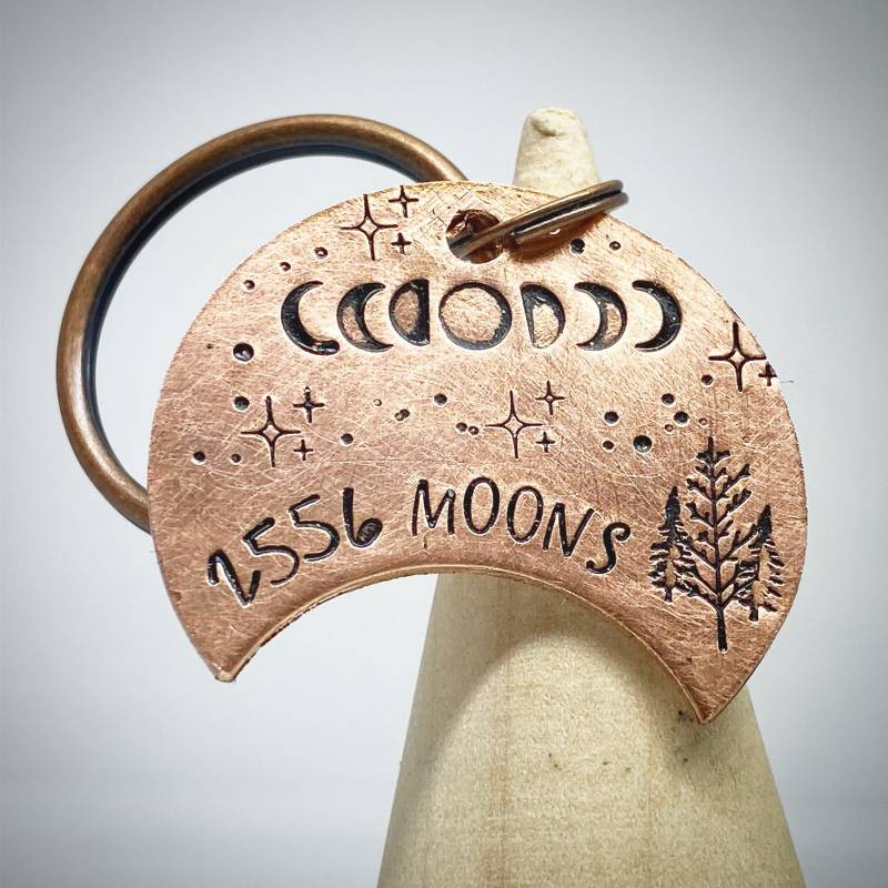 7 Jahre Hochzeitstag Geschenk. Reclaimed Kupfer Handgestempelt Traditionell 7. Geschenk Schlüsselanhänger. Personalisiertes Halbmond von stampedbycheryl