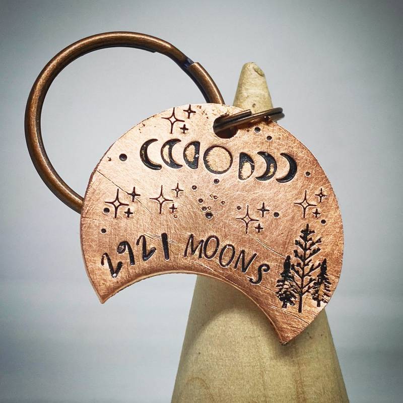 8 Jahre Hochzeitstag Geschenk. Reclaimed Bronze Handgestempelt Traditionell 8. Geschenk Schlüsselanhänger. Personalisiertes Halbmond von stampedbycheryl