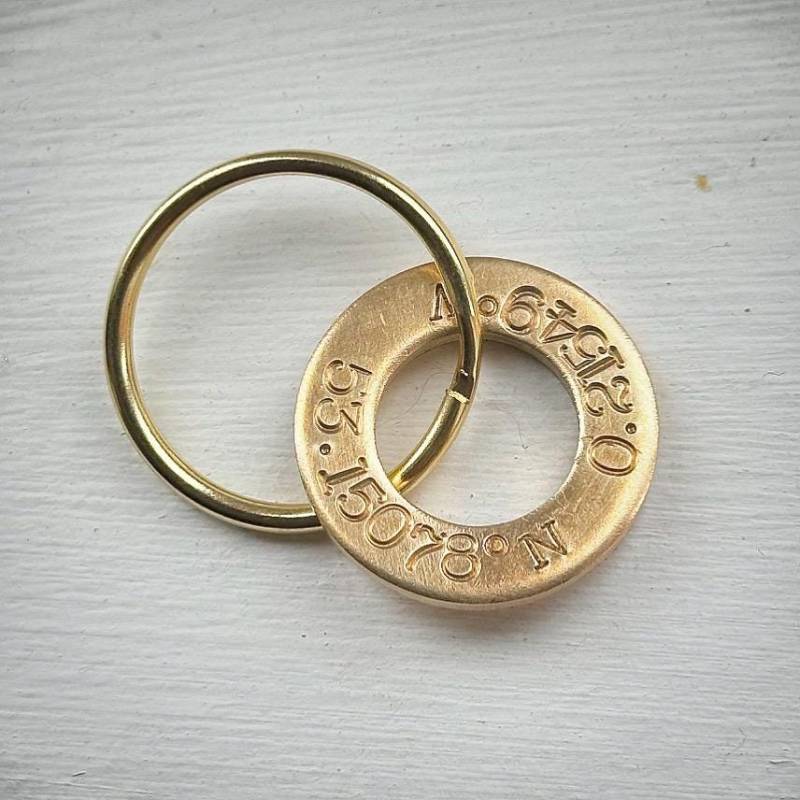 Benutzerdefinierte Gestempelt Koordinaten Schlüsselanhänger Hand Personalisierte Breitengrad Längengrad Andenken. Hochzeitstag Erstes Date, Kuss Benutzerdefinierte Gestempelt Koordinaten Schlüsselanhänger Hand Personalisierte Breitengrad Längengrad Andenken. Hochzeitstag Erstes Date, Kuss von stampedbycheryl