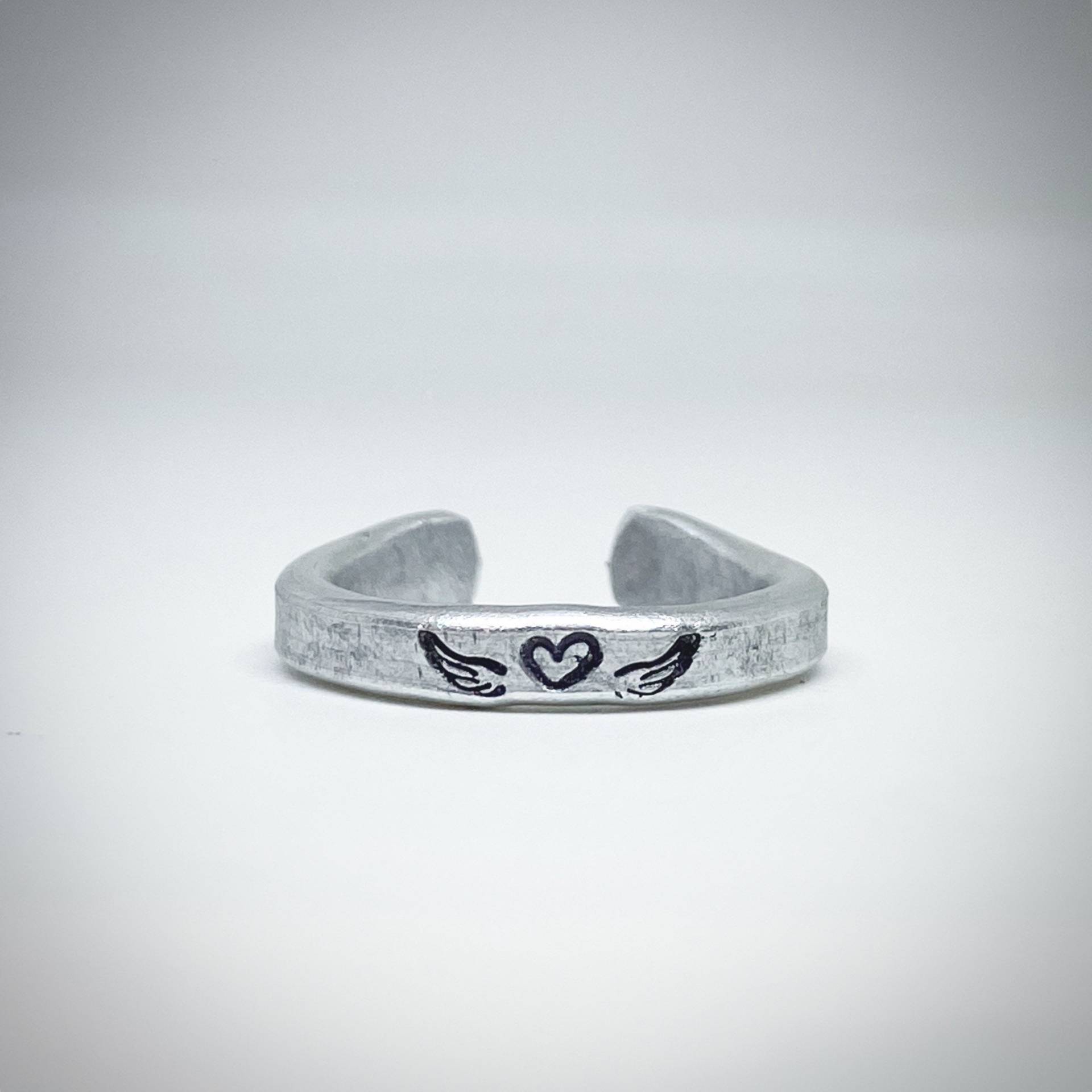 Engelsflügel Erinnerung Fehlgeburt Baby Verlust Ring. Handgestempelter Ring Aus Aluminium. Up Cycled Rustikaler Schmuck Wähle Deine Größe Engelsflügel Erinnerung Fehlgeburt Baby Verlust Ring. Handgestempelter Ring Aus Aluminium. Up Cycled Rustikaler Schmuck Wähle Deine Größe von stampedbycheryl