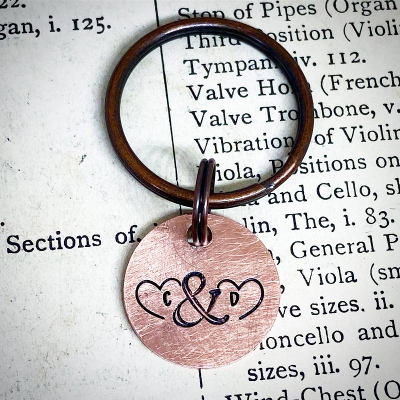 Extra Kleine Pärchen Initialen Reclaimed Bronze Handgestempelt 8. Traditionelle Hochzeit Jahrestag Geschenk Schlüsselanhänger Für Mann Frau Ihn Sie von stampedbycheryl