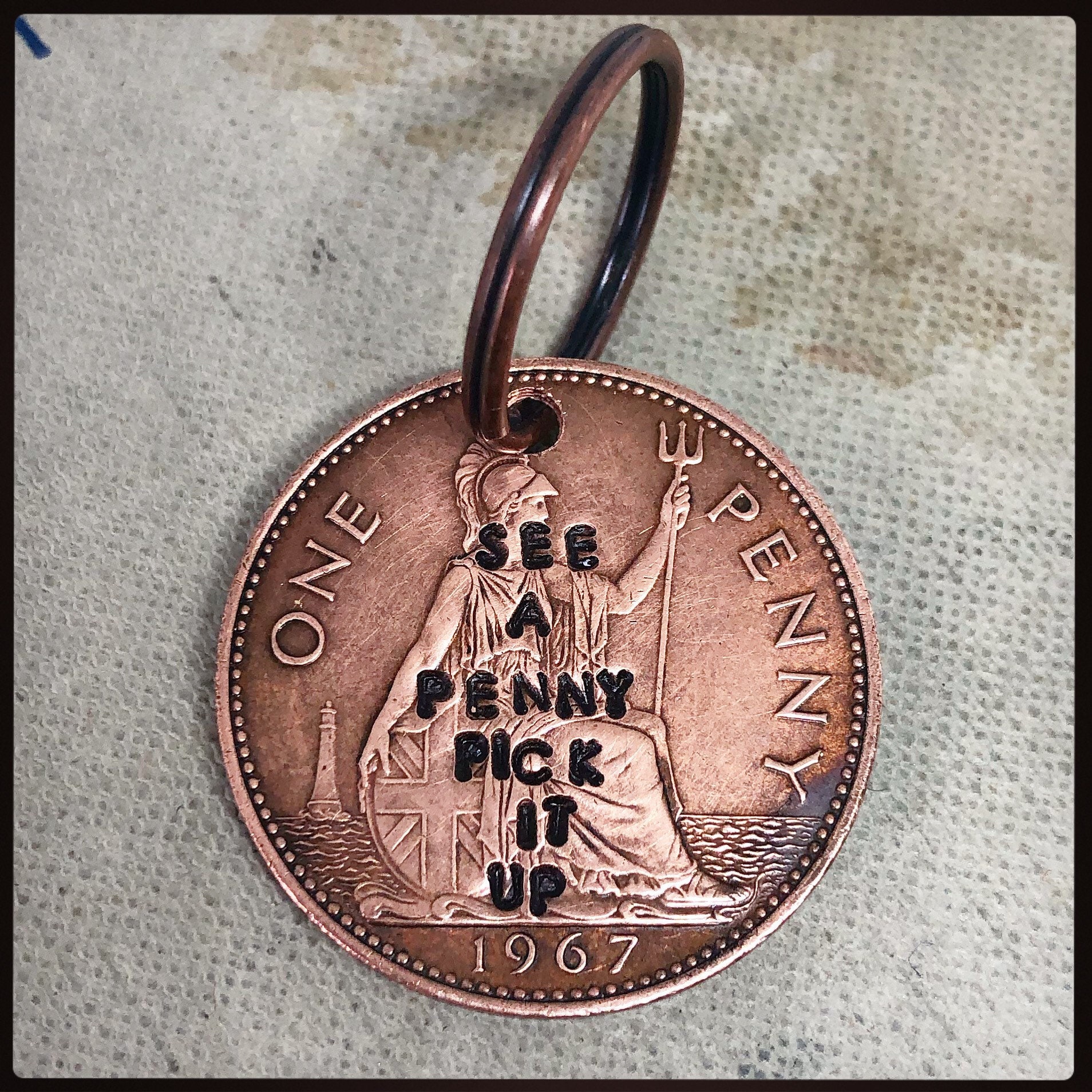 Finde Einen Pfennig, Hol Es Ab. Glückspfennig. Personalisierte Handgestempelte Münze, Glücksbringer. Schlüsselbund. Vintage Andenken Finde Einen Pfennig, Hol Es Ab. Glückspfennig. Personalisierte Handgestempelte Münze, Glücksbringer. Schlüsselbund. Vintage Andenken von stampedbycheryl