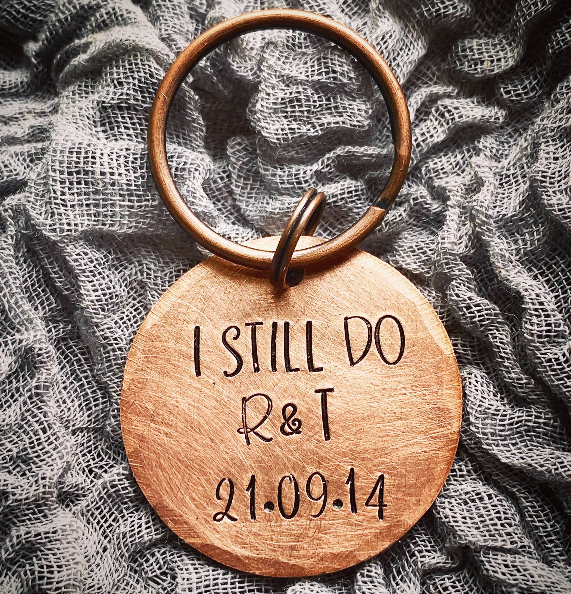 I Still Do. Reclaimed Bronze Handgestempelt 8. Massiv Hochzeit Jahrestag Geschenk Schlüsselanhänger. Personalisiertes Datum Und Pärchen Initialen I Still Do. Reclaimed Bronze Handgestempelt 8. Massiv Hochzeit Jahrestag Geschenk Schlüsselanhänger. Personalisiertes Datum Und Pärchen Initialen von stampedbycheryl