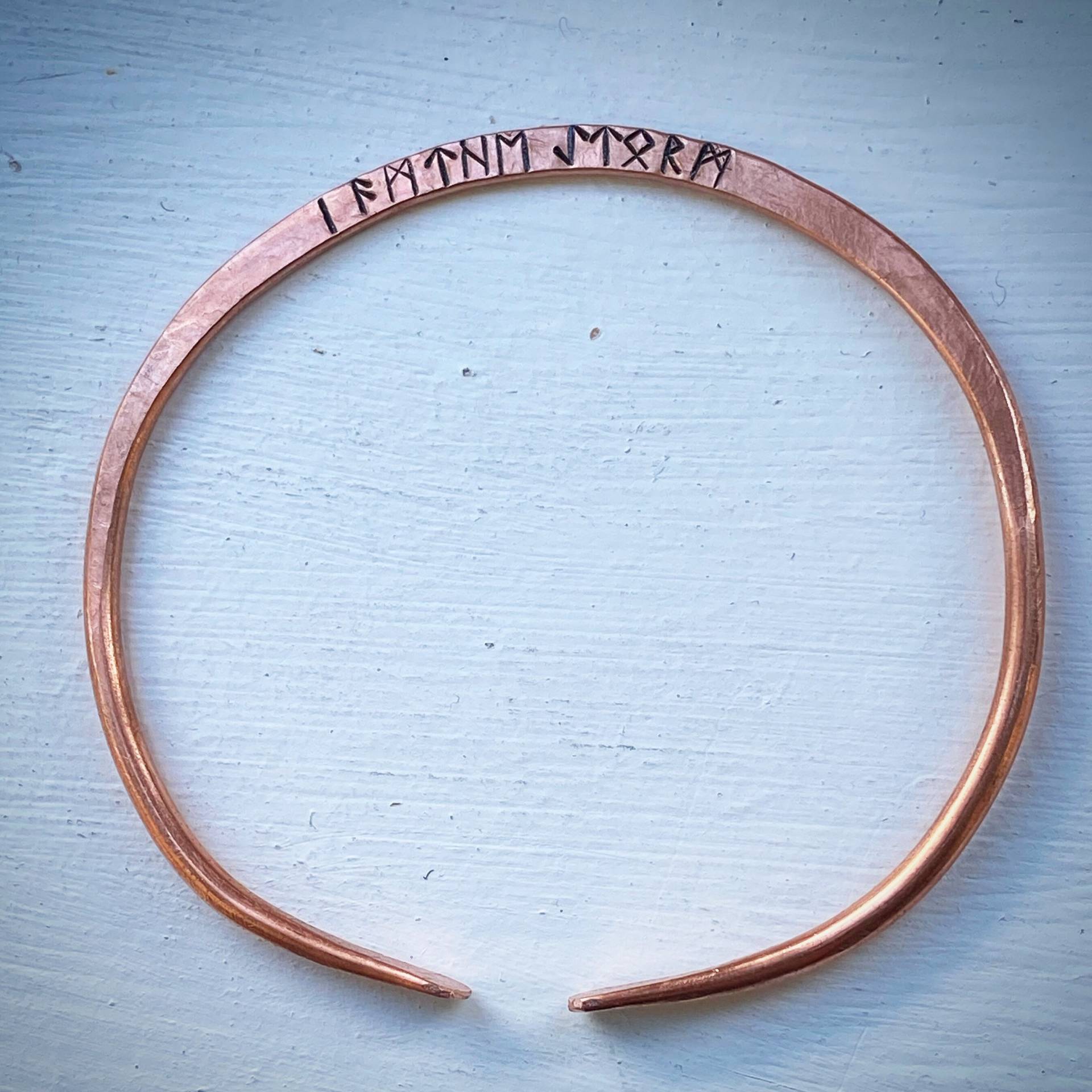 Ich Bin Der Sturm. Wikinger Runen Elder Futhark Handgestempeltes Bronze Armband, Armreif. Handgemachtes Hammergehämmertes Unikat Geschenk Ich Bin Der Sturm. Wikinger Runen Elder Futhark Handgestempeltes Bronze Armband, Armreif. Handgemachtes Hammergehämmertes Unikat Geschenk von stampedbycheryl
