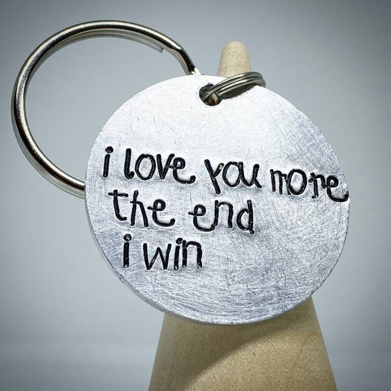 Ich Liebe Dich Mehr. Das Ende Gewinne Ich. Aluminium Dose Handgestempelt 10. Traditionelle Hochzeit Jahrestag Geschenk Schlüsselanhänger. Für Sie Ihn von stampedbycheryl