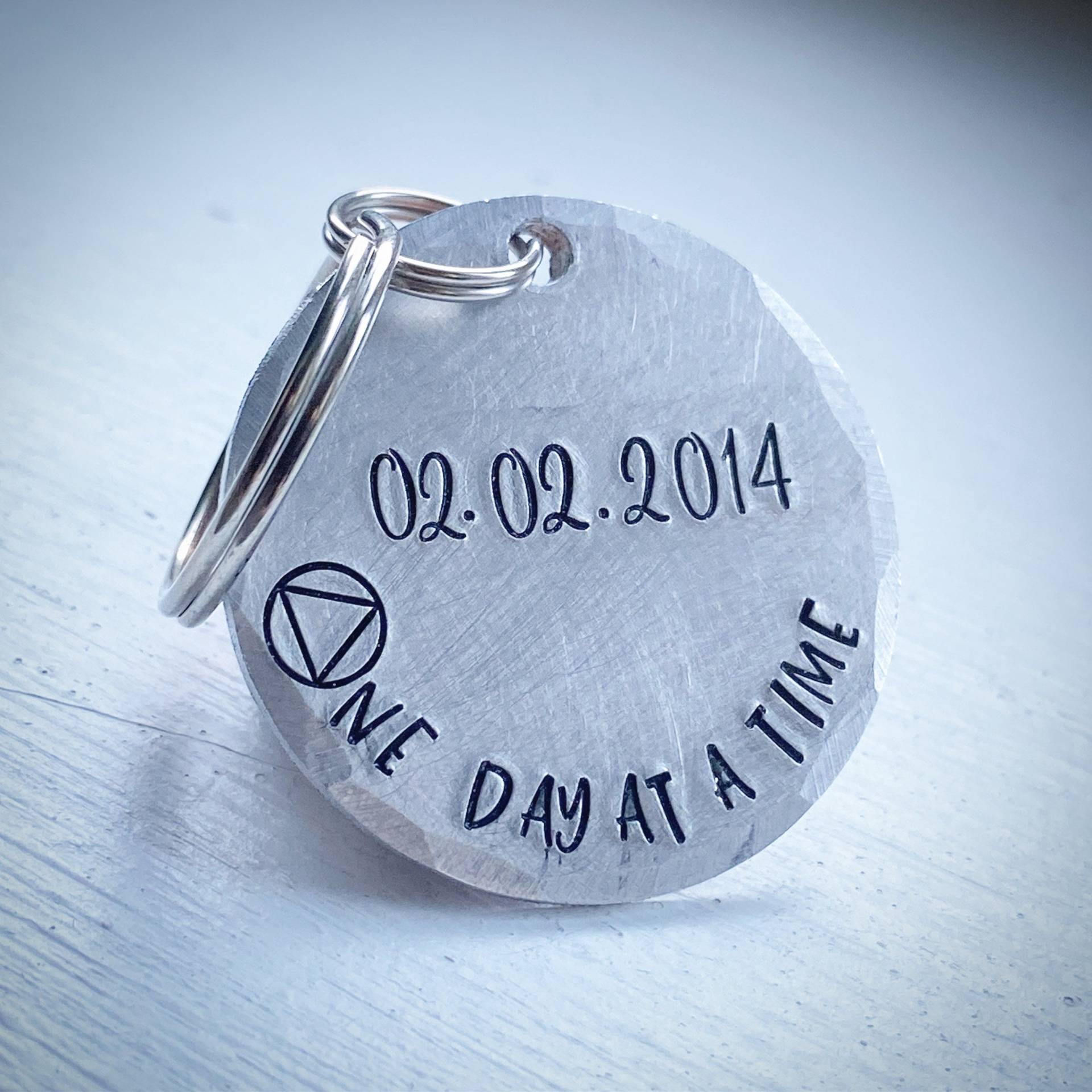 Personalisiert Einen Tag Nach Dem Anderen. Handgestempelter Schlüsselanhänger. Nüchternheitsdatum Genesung Geschenk. Nüchtern. Alkohol Personalisiert Einen Tag Nach Dem Anderen. Handgestempelter Schlüsselanhänger. Nüchternheitsdatum Genesung Geschenk. Nüchtern. Alkohol von stampedbycheryl