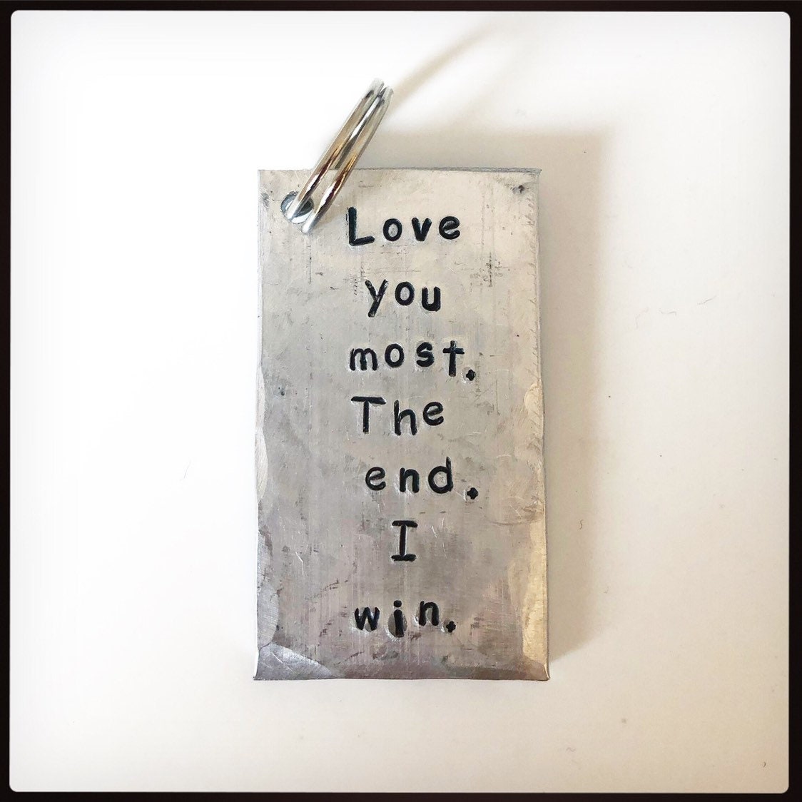 Personalisierte Love You More/Most I Win The End. Handgestempeltes Hochzeitstagsgeschenk. Kupfer Schlüsselanhänger. Geschenk Für Sie/Ihn Ehefrau Personalisierte Love You More/Most I Win The End. Handgestempeltes Hochzeitstagsgeschenk. Kupfer Schlüsselanhänger. Geschenk Für Sie/Ihn Ehefrau von stampedbycheryl