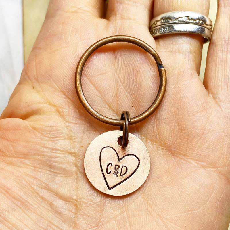 Personalisierte Pärchen Initialen Reclaimed Bronze Handgestempelt Hochzeit Jahrestag Geschenk Schlüsselanhänger. Schlüsselring Extra Klein Niedlich von stampedbycheryl
