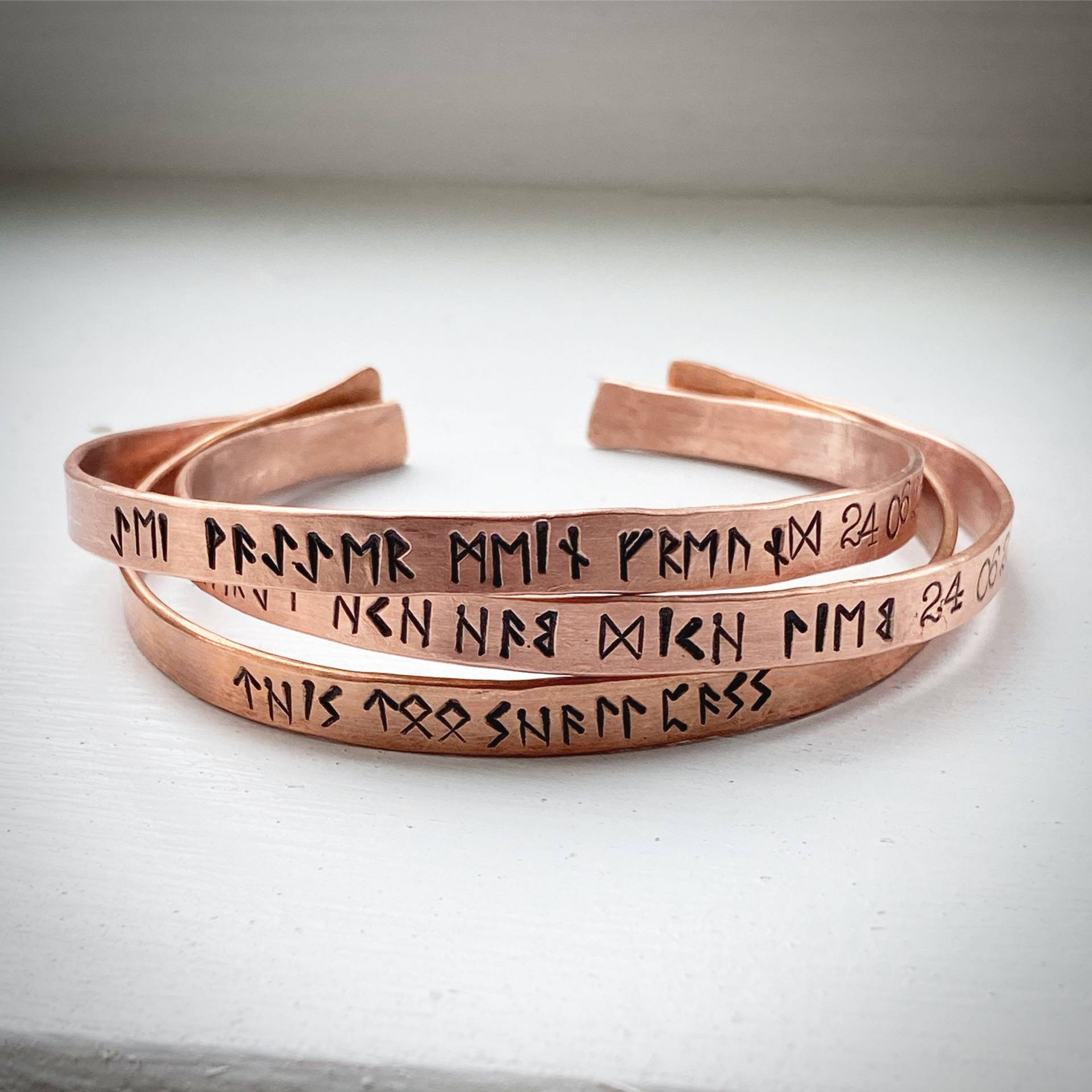Personalisierter Name Oder Zitat Wikinger Runen Elder Futhark Handgestempeltes Kupfer Armband, Manschette, Armreif. Handgemachtes Hammergehämmertes Personalisierter Name Oder Zitat Wikinger Runen Elder Futhark Handgestempeltes Kupfer Armband, Manschette, Armreif. Handgemachtes Hammergehämmertes von stampedbycheryl